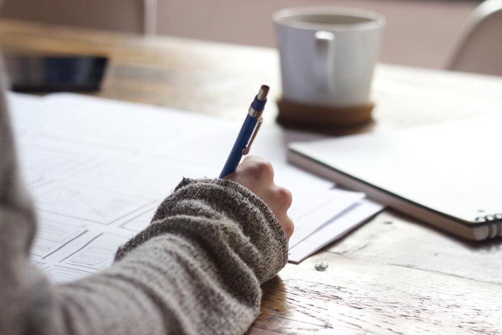 Persoon die schrijft. Een spoedvertaling van uw statuten zonder spoedtarief Persoon die schrijft. Een spoedvertaling van uw statuten zonder spoedtarief