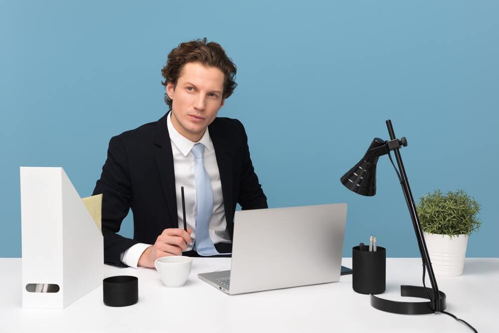 Zakenman achter PC. Uw statuten vertalen is mogelijk in alle talencombinaties Zakenman achter PC. Uw statuten vertalen is mogelijk in alle talencombinaties