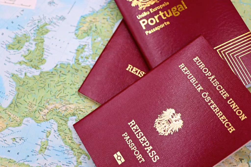 Verschillende paspoorten op wereldkaart - immigratie